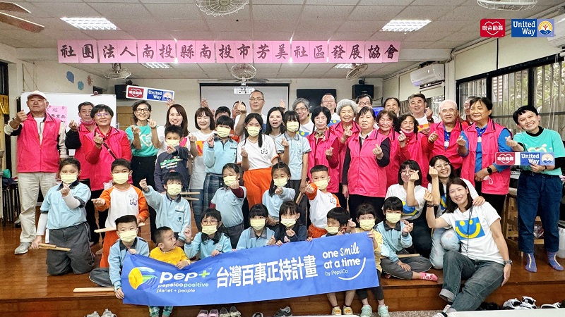 百事同仁在總經理陳世偉的帶領下到南投社區為孩子布置更舒適的教室
